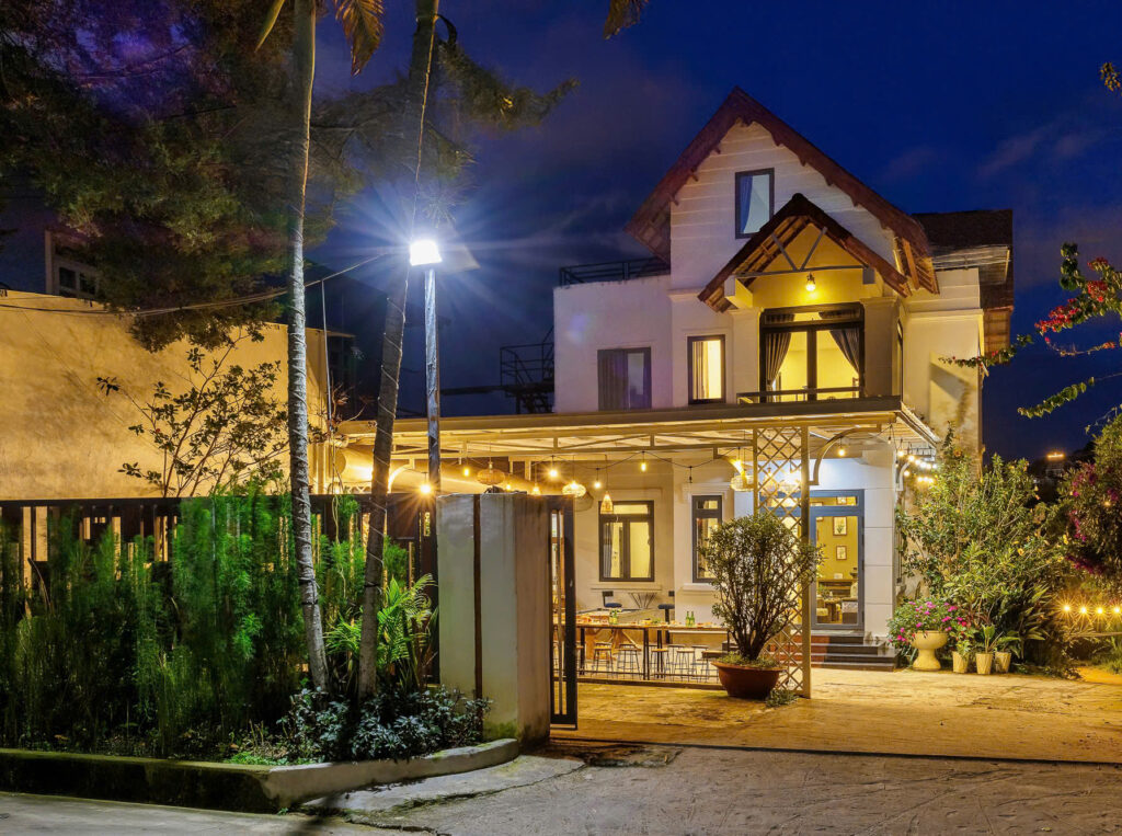 Homestay mới ra mắt tại Đà Lạt, lựa chọn phù hợp cho các nhóm bạn, gia đình hoặc đoàn từ 12-20 khách đang tìm kiếm một không gian nghỉ dưỡng riêng tư, đầy đủ tiện nghi và có nhiều hoạt động giải trí ngay tại homestay. Tọa lạc trên đường Triệu Việt Vương, Phường 4, TP. Đà Lạt, homestay chỉ cách khu vực trung tâm khoảng 2km. Đặc biệt, đường đến nhà bằng phẳng, không dốc, dễ di chuyển, thuận tiện cho cả xe gia đình và xe đoàn từ 7-29 chỗ. Điểm cộng nổi bật của homestay là bàn bida giải trí, sân vườn nhiều cây xanh và khu vực BBQ ngoài trời có mái che, mang đến không gian lý tưởng để cả nhóm cùng vui chơi, ăn uống và thư giãn.